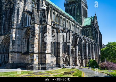 Élévation sud et tour de la cathédrale de Glasgow sur Cathedral Precinct à Glasgow, Écosse, Royaume-Uni Banque D'Images