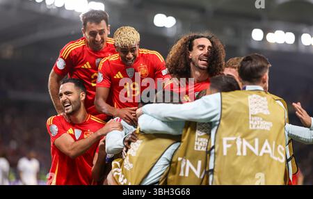 STUTTGART, ALLEMAGNE - 05 JUIN : Mikel Merino d'Espagne , Mikel Oyarzabal d'Espagne , Lamine Yamal d'Espagne , Marc Cucurella d'Espagne célèbre le but 5 :1 lors de la demi-finale de l'UEFA Nations League 2025 entre l'Espagne et la France à Stuttgart Arena le 05 juin 2025 à Stuttgart, Allemagne. © diebilderwelt / Alamy Stock Banque D'Images