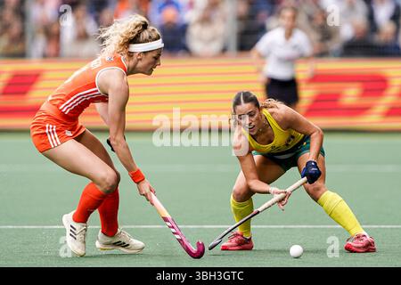 Amsterdam, pays-Bas. 07 juin 2025. AMSTERDAM, PAYS-BAS - 7 JUIN : Grace Young d'Australie se bat pour la possession avec Yibbi Jansen des pays-Bas lors du match de la FIH Hockey Pro League 2025 entre les pays-Bas et l'Australie au stade de Wagener le 7 juin 2025 à Amsterdam, pays-Bas. (Photo par Andre Weening/Orange Pictures) crédit : Orange pics BV/Alamy Live News Banque D'Images