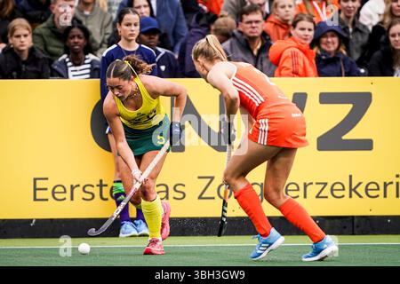 Amsterdam, pays-Bas. 07 juin 2025. AMSTERDAM, PAYS-BAS - 7 JUIN : Grace Young d'Australie se bat pour la possession avec Luna Fokke des pays-Bas lors du match de la FIH Hockey Pro League 2025 entre les pays-Bas et l'Australie au stade de Wagener le 7 juin 2025 à Amsterdam, pays-Bas. (Photo par Andre Weening/Orange Pictures) crédit : Orange pics BV/Alamy Live News Banque D'Images