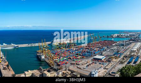 Grand port maritime commercial avec conteneurs maritimes, grues de fret, paquebots de croisière, navires, chars et installations industrielles. Photo panoramique Banque D'Images