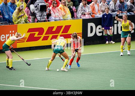 Amsterdam, pays-Bas. 07 juin 2025. AMSTERDAM, PAYS-BAS - 7 JUIN : Felice Albers, des pays-Bas, se bat pour la possession avec Claire Colwill, de l'Australie, lors du match de la FIH Hockey Pro League 2025 entre les pays-Bas et l'Australie au stade de Wagener le 7 juin 2025 à Amsterdam, aux pays-Bas. (Photo par Andre Weening/Orange Pictures) crédit : Orange pics BV/Alamy Live News Banque D'Images