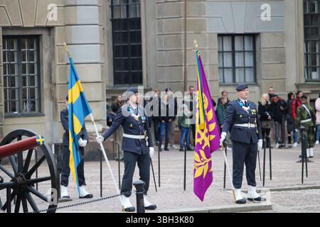 Stockholm, Schweden : Wachablösung der Königlich Schwedischen Garde mit Landesflagge und Regimentsfahne am Königsschloss Banque D'Images