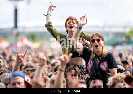 Nuremberg, Allemagne. 07 juin 2025. Les visiteurs du festival en plein air « Rock im Park » chantent lors d'un concert. Crédit : Daniel Karmann/dpa/Alamy Live News Banque D'Images