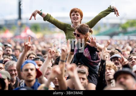 Nuremberg, Allemagne. 07 juin 2025. Les visiteurs du festival en plein air « Rock im Park » chantent lors d'un concert. Crédit : Daniel Karmann/dpa/Alamy Live News Banque D'Images