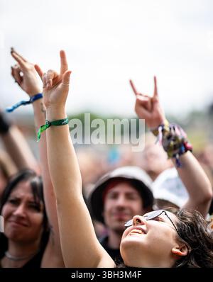 Nuremberg, Allemagne. 07 juin 2025. Les visiteurs du festival en plein air « Rock im Park » chantent lors d'un concert. Crédit : Daniel Karmann/dpa/Alamy Live News Banque D'Images