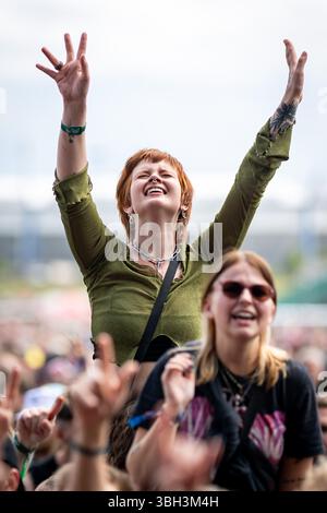 Nuremberg, Allemagne. 07 juin 2025. Les visiteurs du festival en plein air « Rock im Park » chantent lors d'un concert. Crédit : Daniel Karmann/dpa/Alamy Live News Banque D'Images