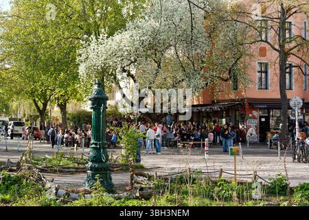 Cafe la Maison am Landwehrkanal, Frühling in Berlin, historische Wasserpumpe, Berliner Wasserpumpe, Paul-Lincke-Ufer, Kreuzberg, Berlin Banque D'Images