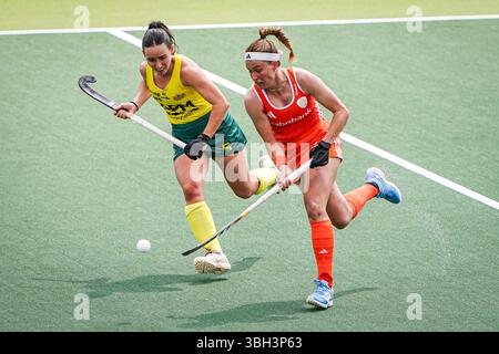 Amsterdam, pays-Bas. 07 juin 2025. AMSTERDAM, PAYS-BAS - 7 JUIN : Pien Dicke des pays-Bas se bat pour la possession avec Grace Young de l'Australie lors du match FIH Hockey Pro League 2025 entre les pays-Bas et l'Australie au stade de Wagener le 7 juin 2025 à Amsterdam, pays-Bas. (Photo par Andre Weening/Orange Pictures) crédit : Orange pics BV/Alamy Live News Banque D'Images