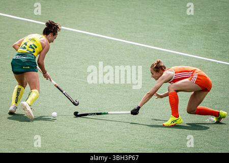 Amsterdam, pays-Bas. 07 juin 2025. AMSTERDAM, PAYS-BAS - 7 JUIN : Jesse Reid d'Australie se bat pour la possession avec Marijn Veen des pays-Bas lors du match de la FIH Hockey Pro League 2025 entre les pays-Bas et l'Australie au stade de Wagener le 7 juin 2025 à Amsterdam, pays-Bas. (Photo par Andre Weening/Orange Pictures) crédit : Orange pics BV/Alamy Live News Banque D'Images