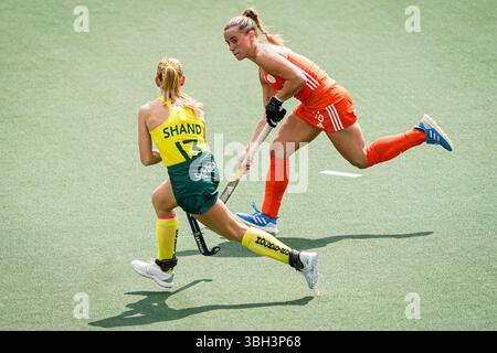 Amsterdam, pays-Bas. 07 juin 2025. AMSTERDAM, PAYS-BAS - 7 JUIN : Joosje Burg des pays-Bas se bat pour la possession avec Hattie Shand de l'Australie lors du match de la FIH Hockey Pro League 2025 entre les pays-Bas et l'Australie au stade de Wagener le 7 juin 2025 à Amsterdam, pays-Bas. (Photo par Andre Weening/Orange Pictures) crédit : Orange pics BV/Alamy Live News Banque D'Images