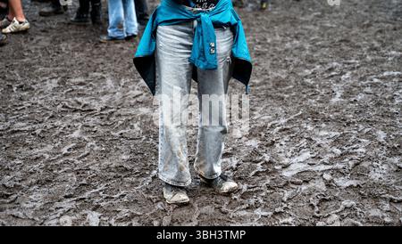 Nuremberg, Allemagne. 07 juin 2025. Un festivalier se tient dans la boue au festival en plein air 'Rock im Park' à Nuremberg. Crédit : Leonie Asendorpf/dpa/Alamy Live News Banque D'Images