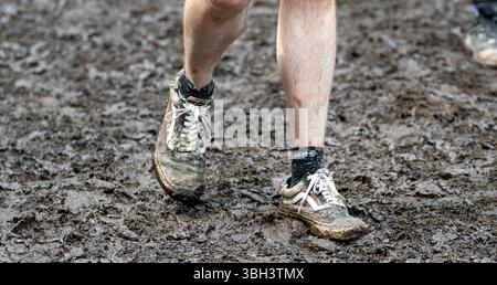 Nuremberg, Allemagne. 07 juin 2025. Un festivalier se promène dans la boue au festival en plein air « Rock im Park » de Nuremberg. Crédit : Leonie Asendorpf/dpa/Alamy Live News Banque D'Images
