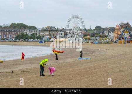 Weymouth, Dorset, Royaume-Uni. 7 juin 2025. Météo britannique. La plage est presque déserte car la pluie tombe à la station balnéaire de Weymouth dans le Dorset. Crédit photo : Graham Hunt/Alamy Live News Banque D'Images
