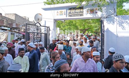 Beawar, Rajasthan, Inde, 7 juin 2025 : les musulmans indiens partent après avoir offert du namaz à l'occasion du festival de l'Aïd al-Adha à Idgah à Beawar. Crédit : Sumit Saraswat / Alamy Live News Banque D'Images