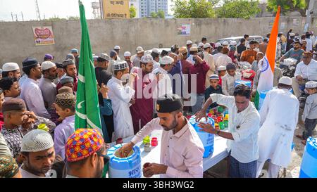 Beawar, Rajasthan, Inde, le 7 juin 2025 : les musulmans indiens boivent de l'eau alors qu'ils partent après avoir offert le congé de 'namaz' après avoir offert 'namaz' à l'occasion du festival 'Aïd al-Adha' à Idgah à Beawar. Crédit : Sumit Saraswat / Alamy Live News Banque D'Images