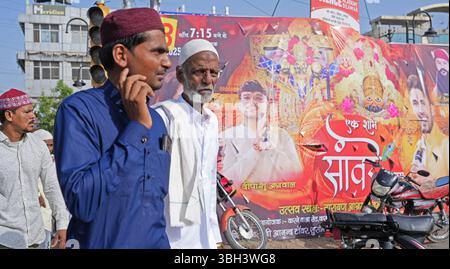 Beawar, Rajasthan, Inde, 7 juin 2025 : les musulmans indiens partent après avoir offert du namaz à l'occasion du festival de l'Aïd al-Adha à Idgah à Beawar. Crédit : Sumit Saraswat / Alamy Live News Banque D'Images