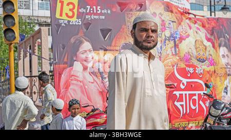 Beawar, Rajasthan, Inde, 7 juin 2025 : les musulmans indiens partent après avoir offert du namaz à l'occasion du festival de l'Aïd al-Adha à Idgah à Beawar. Crédit : Sumit Saraswat / Alamy Live News Banque D'Images