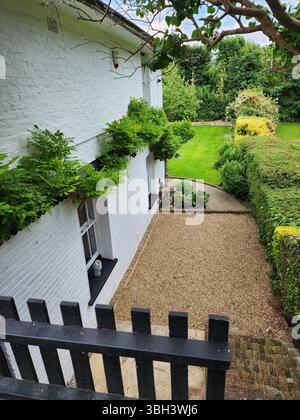 Vue sur un jardin de campagne d'Englsih et chalet blanchi à la chaux depuis le Grand Union canal Walk, Cowley, Hillingdon Royaume-Uni Banque D'Images