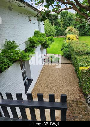 Vue sur un jardin de campagne d'Englsih et chalet blanchi à la chaux depuis le Grand Union canal Walk, Cowley, Hillingdon Royaume-Uni Banque D'Images