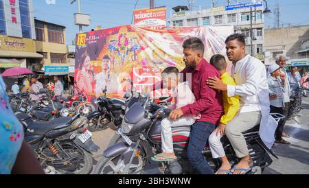 Beawar, Rajasthan, Inde, 7 juin 2025 : les musulmans indiens partent après avoir offert du namaz à l'occasion du festival de l'Aïd al-Adha à Beawar. Crédit : Sumit Saraswat / Alamy Live News Banque D'Images
