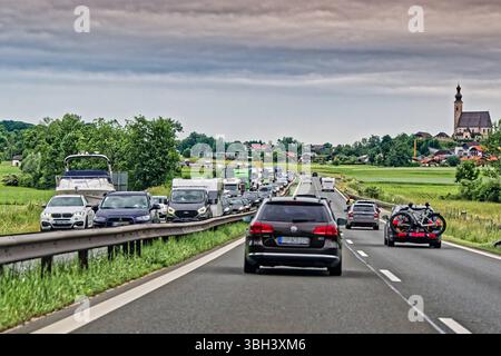 Volle Autobahn. Eine lange Blechlawine staut sich bereits am Vormittag auf der Autobahn A8 München Salzburg in Richtung Süden. Anger Bayern Deutschland *** autoroute complète Une longue avalanche de trafic est déjà bloquée le matin sur l'autoroute A8 Munich Salzbourg en direction du sud Anger Bavière Allemagne Copyright : xRolfxPossx Banque D'Images