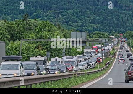 Volle Autobahn. Eine lange Blechlawine staut sich bereits am Vormittag auf der Autobahn A8 München Salzburg in Richtung Süden. Piding Bayern Deutschland *** autoroute complète Une longue avalanche de voitures est déjà bloquée le matin sur l'autoroute A8 Munich Salzbourg en direction du sud Piding Bavière Allemagne Copyright : xRolfxPossx Banque D'Images