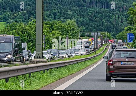 Volle Autobahn. Eine lange Blechlawine staut sich bereits am Vormittag auf der Autobahn A8 München Salzburg in Richtung Süden. Piding Bayern Deutschland *** autoroute complète Une longue avalanche de voitures est déjà bloquée le matin sur l'autoroute A8 Munich Salzbourg en direction du sud Piding Bavière Allemagne Copyright : xRolfxPossx Banque D'Images