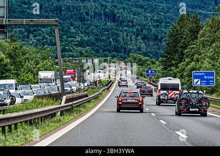 Volle Autobahn. Eine lange Blechlawine staut sich bereits am Vormittag auf der Autobahn A8 München Salzburg in Richtung Süden. Piding Bayern Deutschland *** autoroute complète Une longue avalanche de voitures est déjà bloquée le matin sur l'autoroute A8 Munich Salzbourg en direction du sud Piding Bavière Allemagne Copyright : xRolfxPossx Banque D'Images