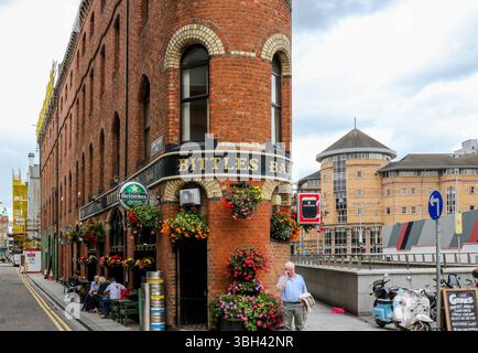 Bâtiment en fer plat Belfast vue extérieure de la maison publique de forme inhabituelle Bittles Bar Upper Church Lane Belfast. Banque D'Images