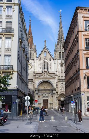 Rue étroite menant à l'église historique Saint-Nizier à Lyon, France Banque D'Images
