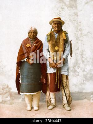 Portrait des Amérindiens, début du XXe siècle. Photographie montrant les peuples autochtones, les vêtements et la présence culturelle Banque D'Images