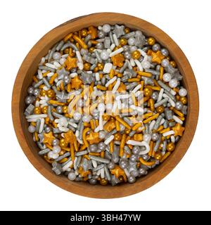 Vue de dessus d'un bol en bois rempli de saupoudrages sur le thème des vacances sur un fond blanc. Banque D'Images