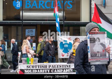 Glasgow, Écosse, Royaume-Uni. 7 juin 2025. Des manifestants pro-palestiniens ont organisé un piquet roulant dans divers magasins de détail, dont Barclays, Marks and Spencer, Sainsburys, McDonalds et Zara, pour protester contre la complicité perçue dans les actions d'Israël en Palestine. Crédit : Cameron Scott/ZUMA Press Wire/ZUMA Wire/Alamy Live News Banque D'Images