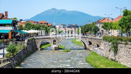 Vieux pont de pierre sur la rivière Prizren Bistrica, Prizren, Kosovo Banque D'Images