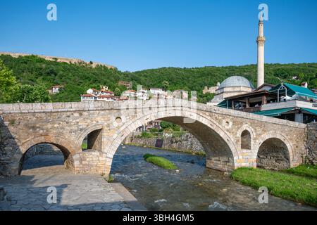 Vieux pont de pierre sur la rivière Prizren Bistrica, Prizren, Kosovo Banque D'Images