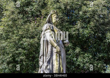 Statue en pierre de la reine Victoria tenant orbe et sceptre par George Blackall Simonds sur la place de l'hôtel de ville, Reading, Berkshire, Angleterre Banque D'Images