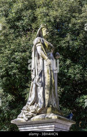 Statue en pierre de la reine Victoria tenant orbe et sceptre par George Blackall Simonds sur la place de l'hôtel de ville, Reading, Berkshire, Angleterre Banque D'Images