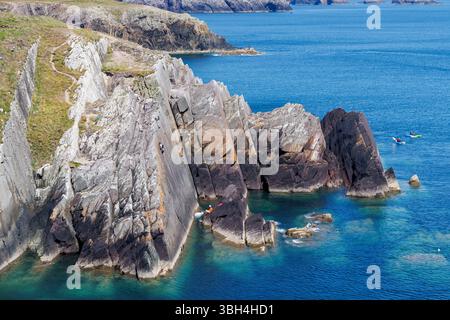 Escalade et kayak sur le sentier côtier du Pembrokeshire près de Porthclais, pays de Galles, Royaume-Uni Banque D'Images