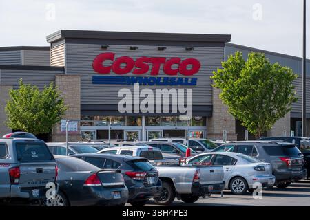 SPANISH FORK, UT – 8 JUIN 2025 : extérieur de Costco Wholesale avec logo de marque. Fondée en 1983, Costco est une chaîne d'entrepôts de détail de premier plan aux États-Unis. Banque D'Images