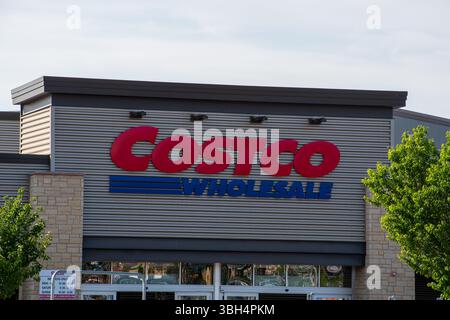 SPANISH FORK, UT – 8 JUIN 2025 : extérieur de Costco Wholesale avec logo de marque. Fondée en 1983, Costco est une chaîne d'entrepôts de détail de premier plan aux États-Unis. Banque D'Images