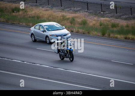 Santaquin, Utah – 8 juin 2025 : plusieurs véhicules circulent le long de l'Interstate 15 pendant la journée, vue d'en haut, mettant en évidence la fluidité de la circulation et l'autoroute. Banque D'Images