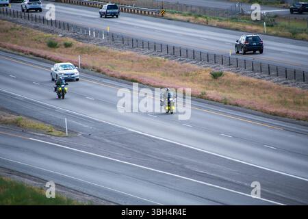 Santaquin, Utah – 8 juin 2025 : plusieurs véhicules circulent le long de l'Interstate 15 pendant la journée, vue d'en haut, mettant en évidence la fluidité de la circulation et l'autoroute. Banque D'Images