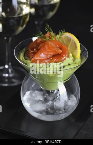 Taste est une combinaison de pulpe d'avocat avec une texture délicate de crème de fromage à pâte molle et de saumon, avec l'ajout d'aneth et d'une tranche de citron. Servin Banque D'Images