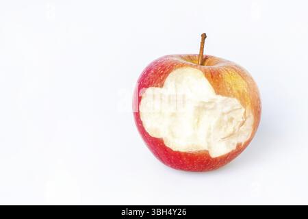 Mordu de la pomme rouge isolé morsure manquantes sur un fond blanc Banque D'Images