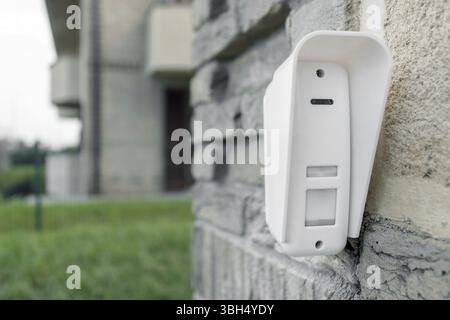 Capteur de mouvement pour protection externe. Infrarouge externe volumétrique qui utilise différentes technologies combinées pour optimiser la détection des intrusions Banque D'Images