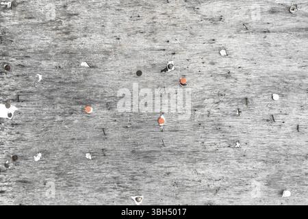 Vintage place bulletin board avec copie espace. Entre parenthèses, des boutons, des clous et des morceaux de papier sur une surface d'affichage en bois de la rue. Stre sale de Banque D'Images