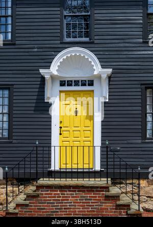 Porte jaune vif et un porche dans la vieille maison traditionnelle de la Nouvelle-Angleterre à Rhode Island Banque D'Images