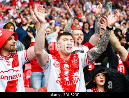 LONDRES, ROYAUME-UNI. 07 juin : les fans célèbrent la victoire de Hull KR lors de la finale de la Betfred Challenge Cup Warrington Wolves vs Hull KR au stade de Wembley le samedi 7 juin 2025. LONDRES, ROYAUME-UNI. Crédit : Taka G Wu/Alamy Live News Banque D'Images
