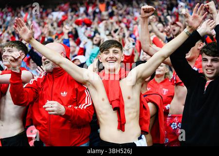 LONDRES, ROYAUME-UNI. 07 juin : les fans célèbrent la victoire de Hull KR lors de la finale de la Betfred Challenge Cup Warrington Wolves vs Hull KR au stade de Wembley le samedi 7 juin 2025. LONDRES, ROYAUME-UNI. Crédit : Taka G Wu/Alamy Live News Banque D'Images